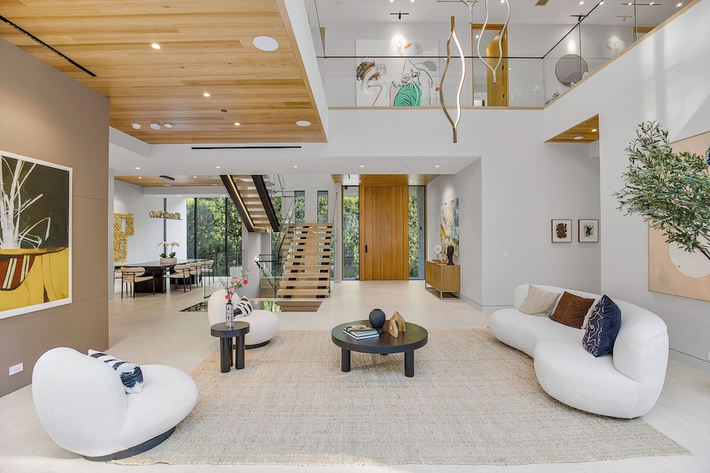 Hutton Villa - 5-bedroom Retreat in Iconic Beverly Hills Oasis