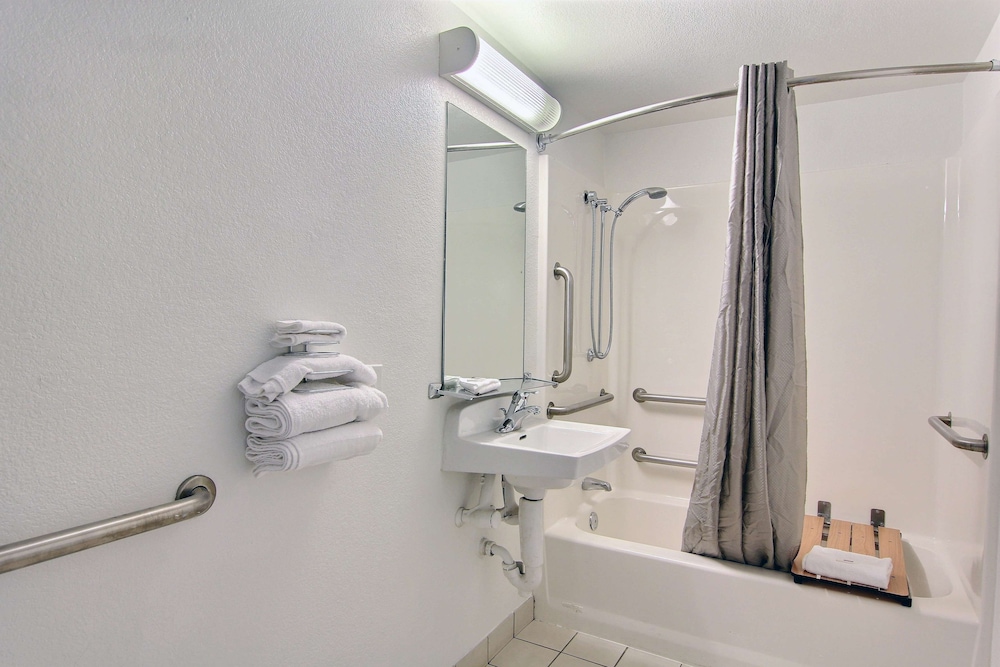 Motel 6 Austin, TX - Central Downtown UT