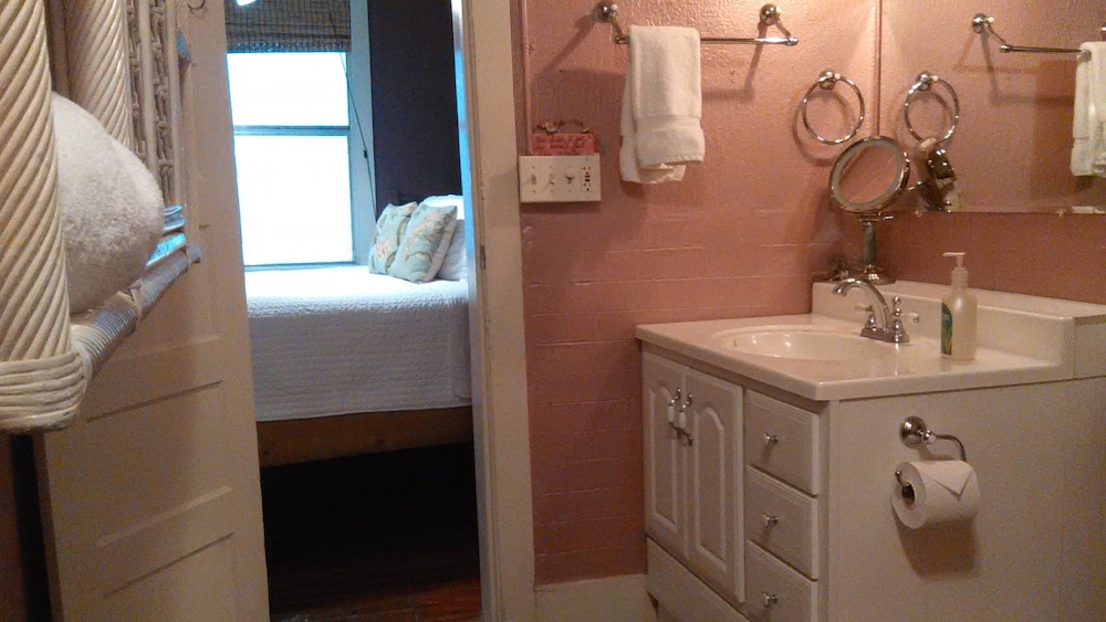 Cottonwood Hotel
