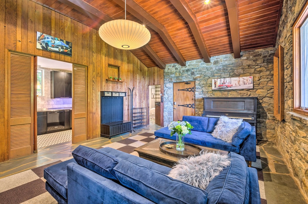 Luxury Lodge on 45 Acres: Patio, Deck & Views!