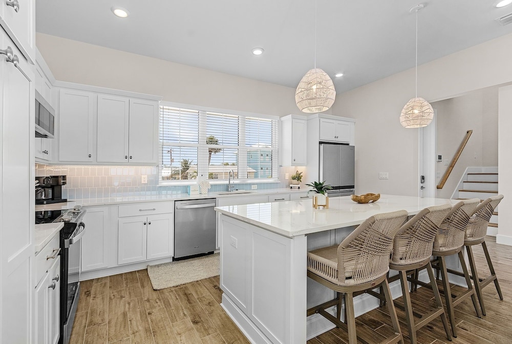 209 Seabreeze Escape: NEW Spacious 5-Bedroom Pool Home 5 Home
