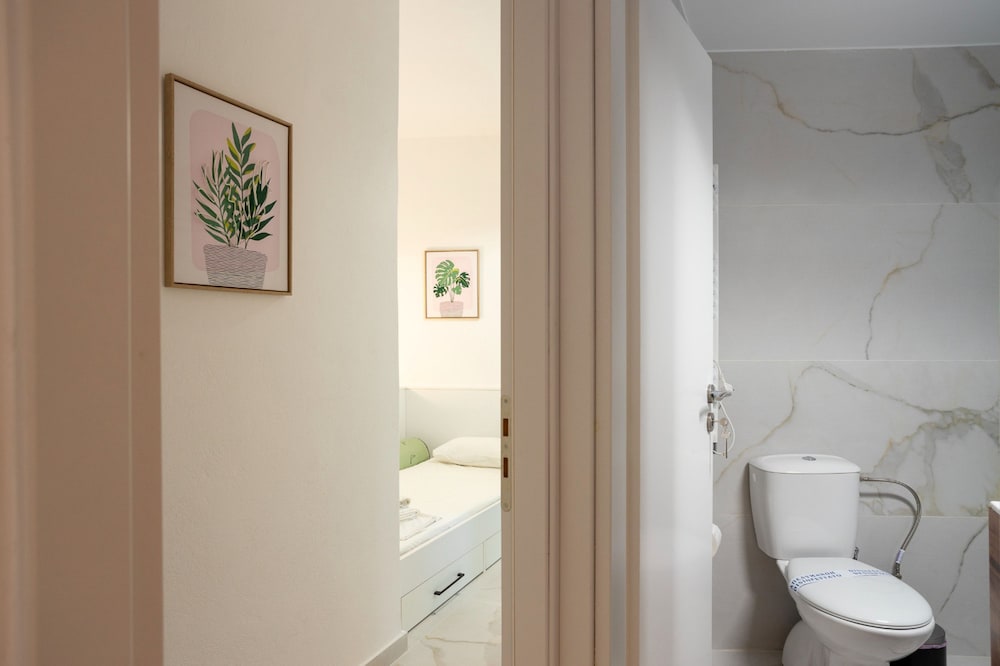 Renovated 2-bedroom Apt Near the Athenian Coast