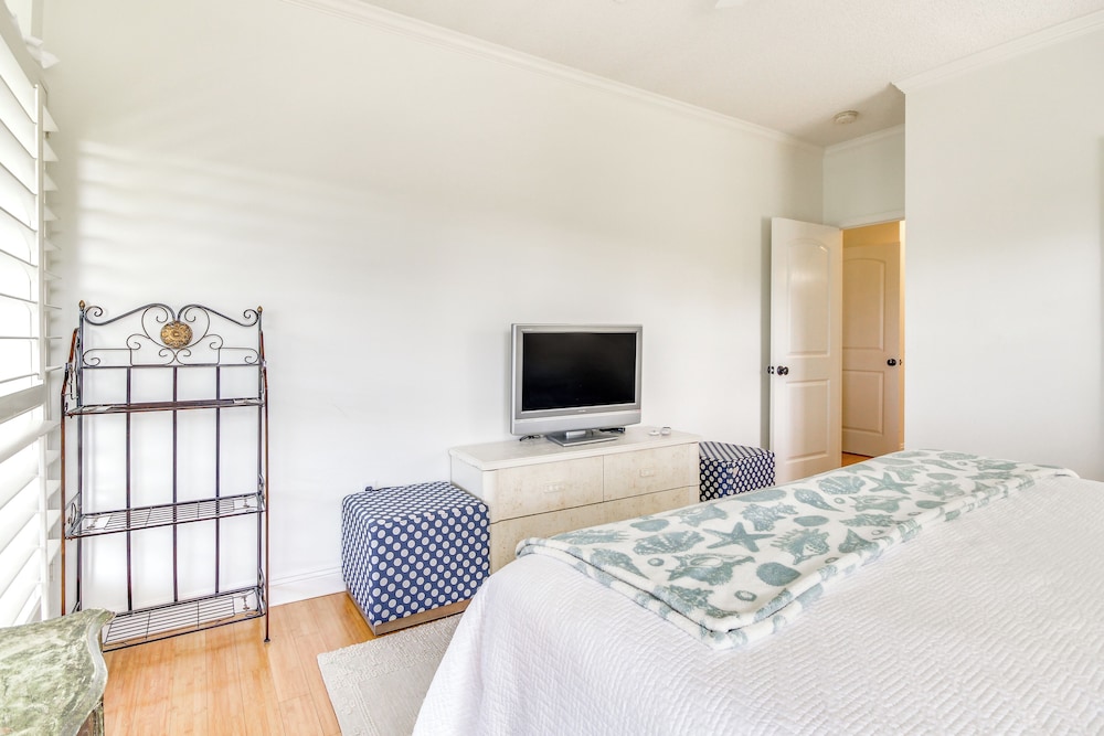 Pool, Fire Pit & Tennis Court: Gem in Bay St Louis