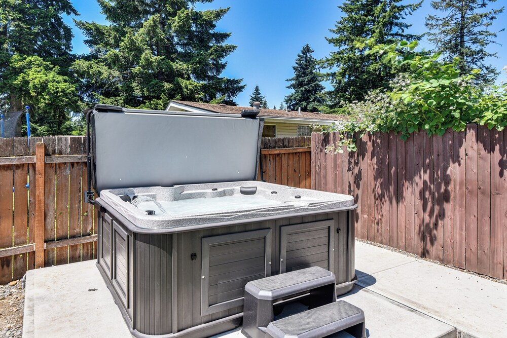 7 Mi to Vancouver Waterfront: Sleek Home w/ Yard!