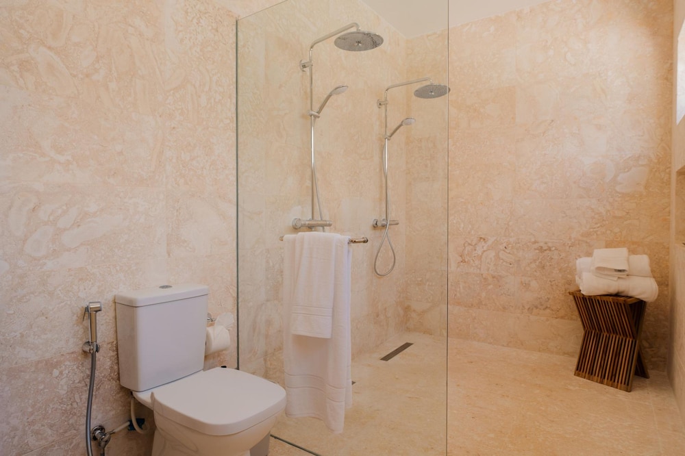Modern 6 BDR Golf Front Villa in Luxury Beach Resort w Pool and Heated Jacuzziz
