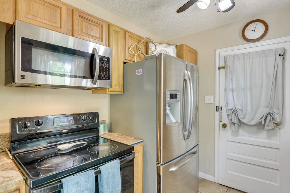 2 Mi to Beach, Near Airport: Heart of Fort Walton