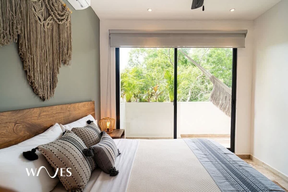 Prime Location 2 BR Apartment With Natural Ligthed & LX Amenities by Waves Management