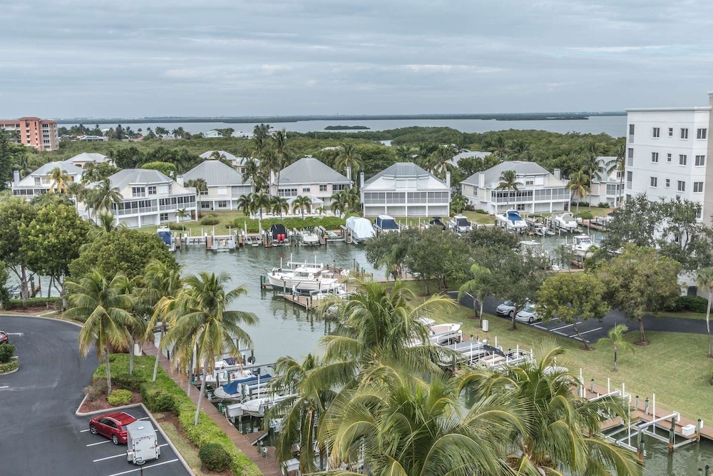 Hibiscus Pointe 124