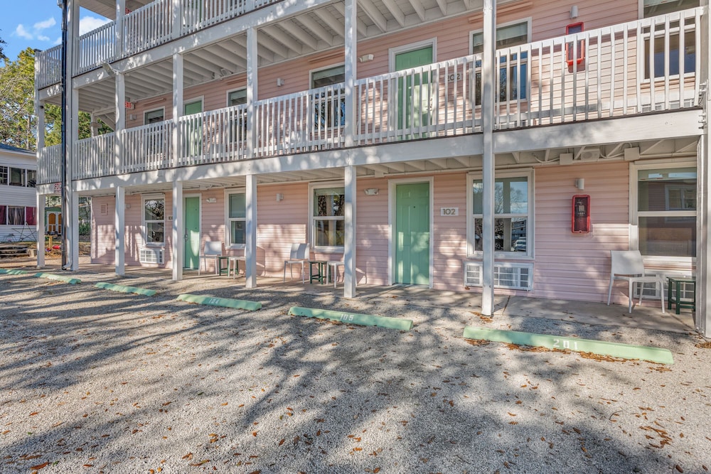 Treehouse Lounge - RR Beach Club