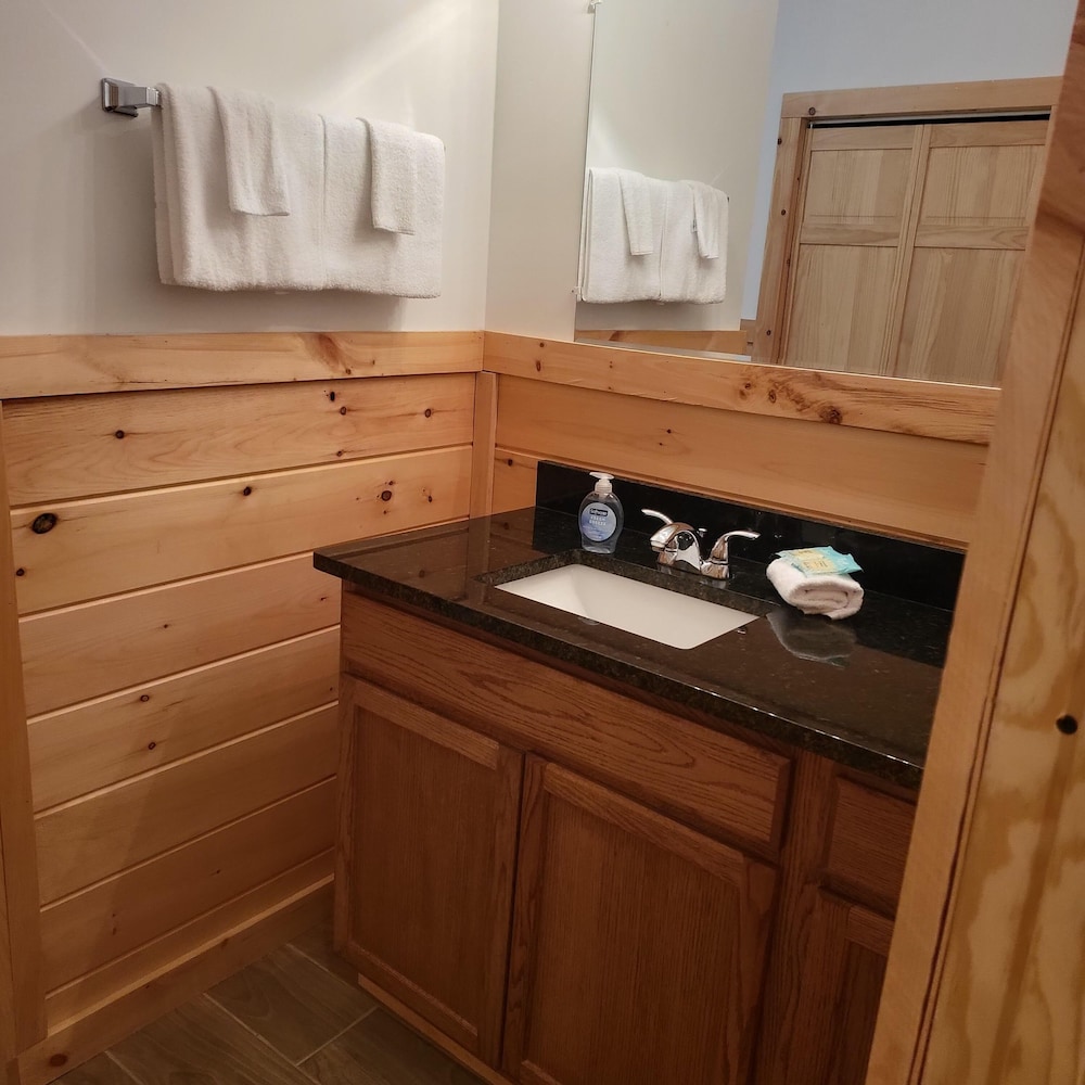 211 Misty Mountain Getaway 4 Bedroom Cabin