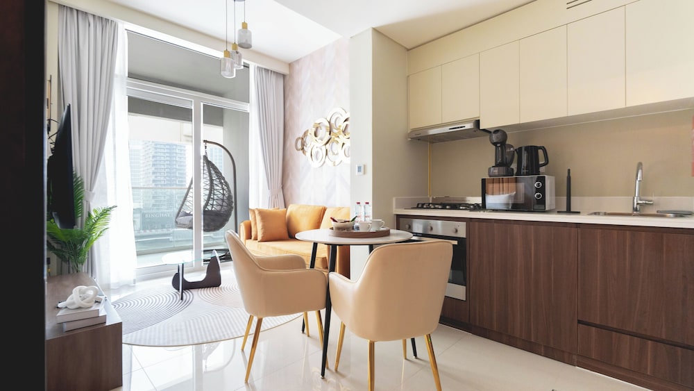 Keyrock Living - 1BR Lake View at Reva