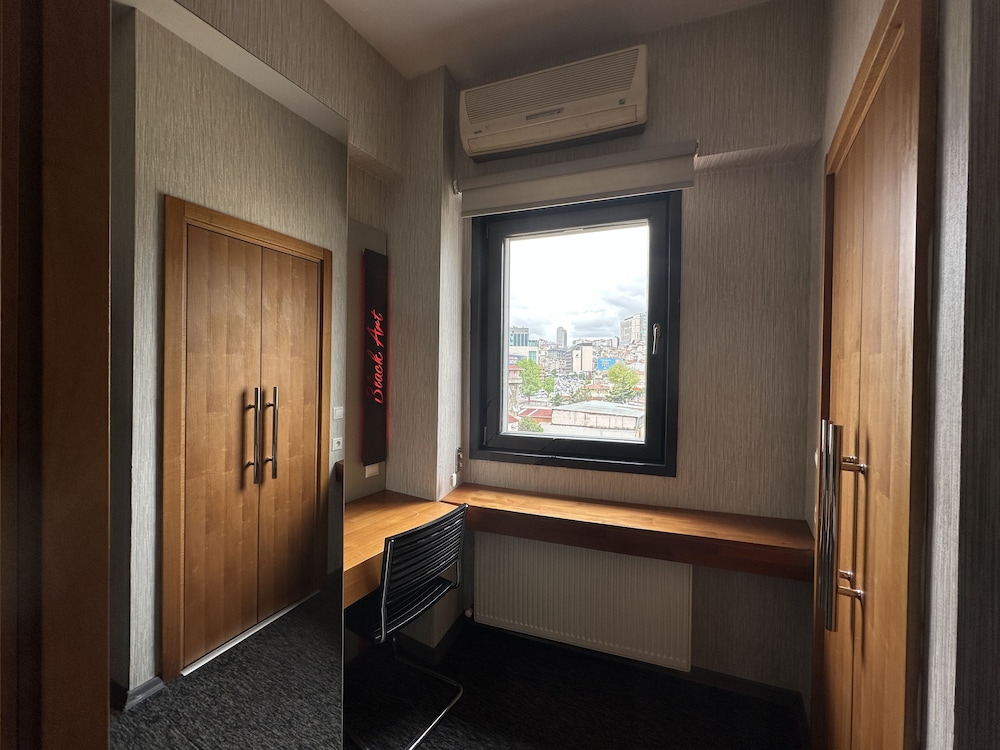 Black Art Otel - Image 27