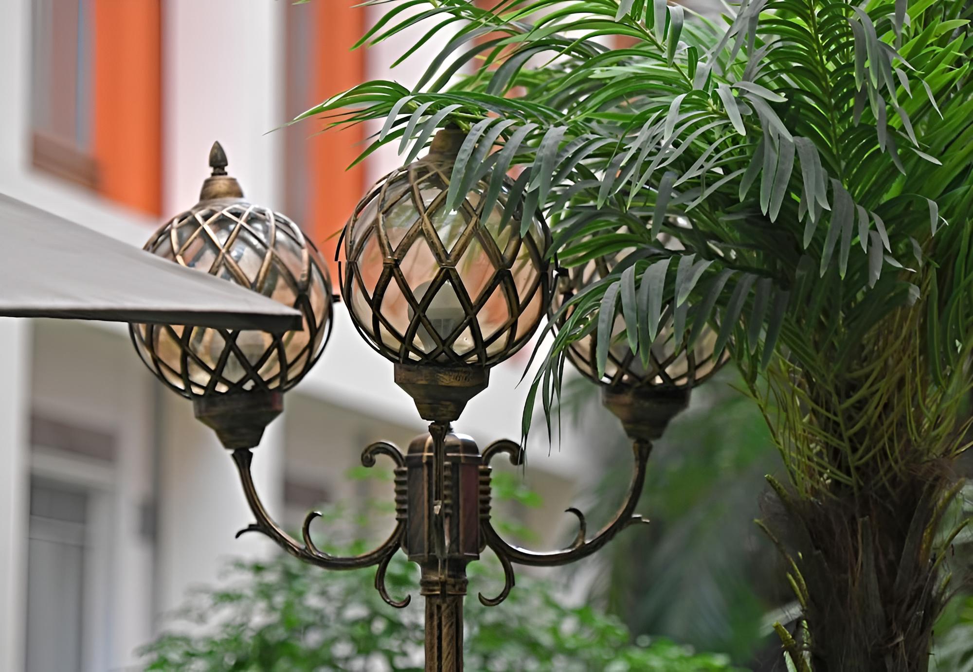 MEHOOD LESTIE HOTEL
