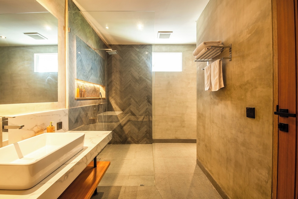 Seaside Escape: 4BR Villa, 190m to Canggu Beach