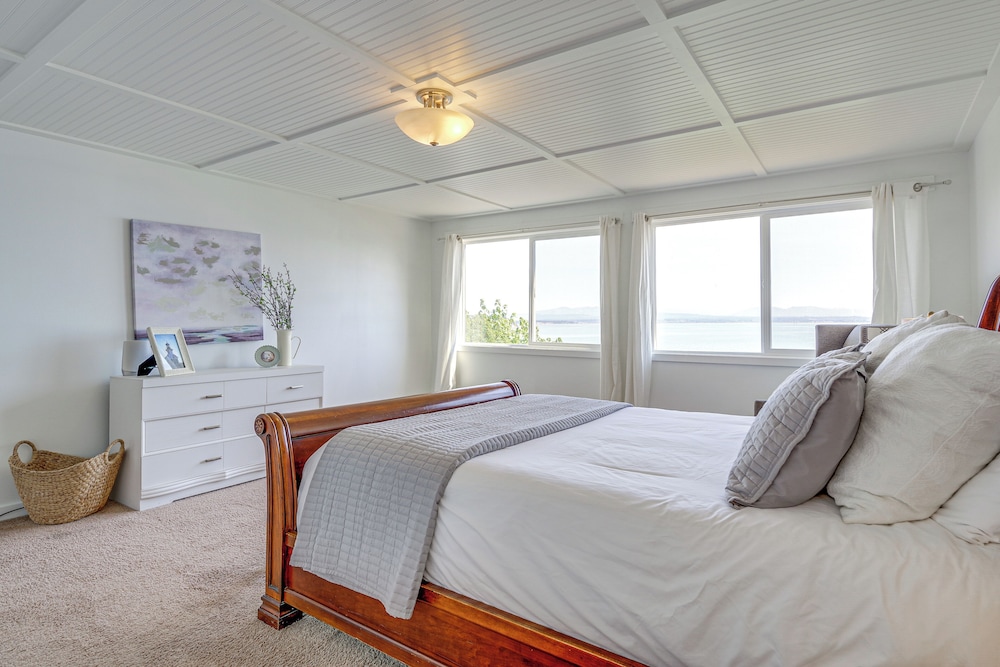 Mtn-view Camano Island Retreat Overlooking Beach