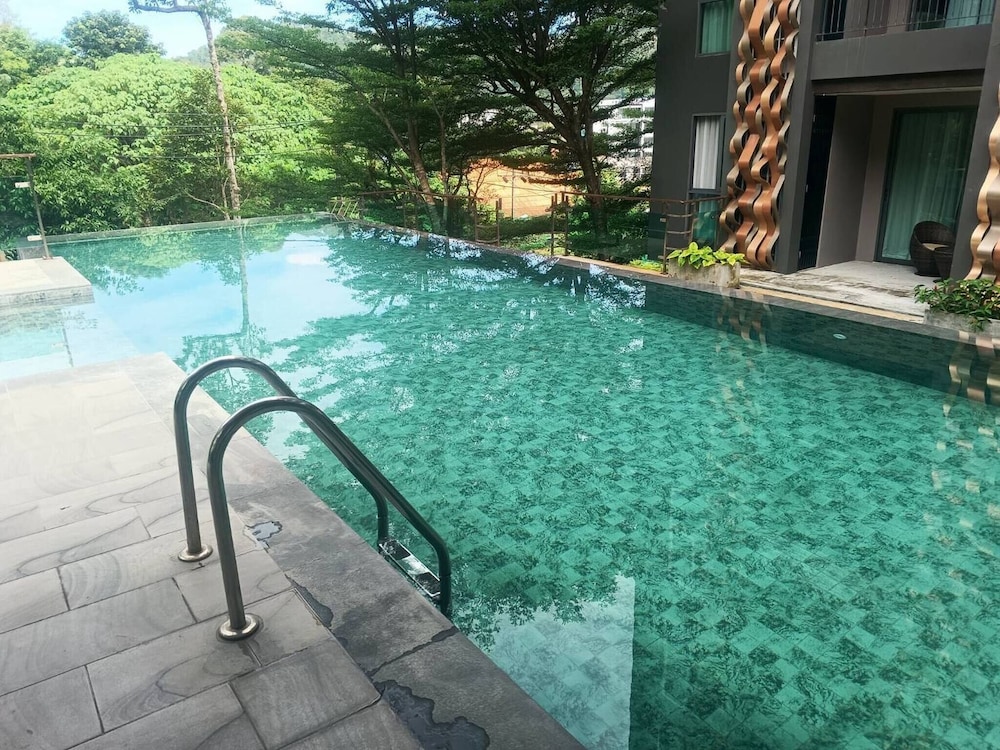 Emerald 412a - Studio With Balcony and Shared Pool