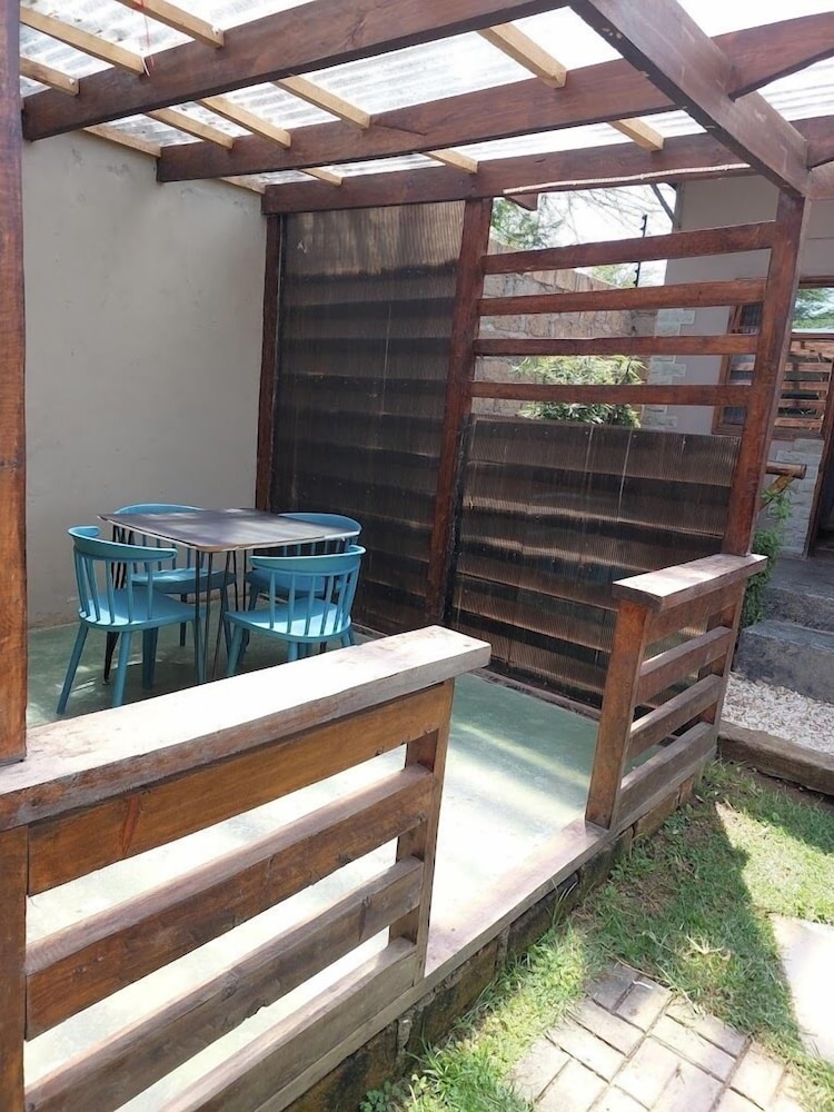Emirishoi Cottages & Garden Bistro