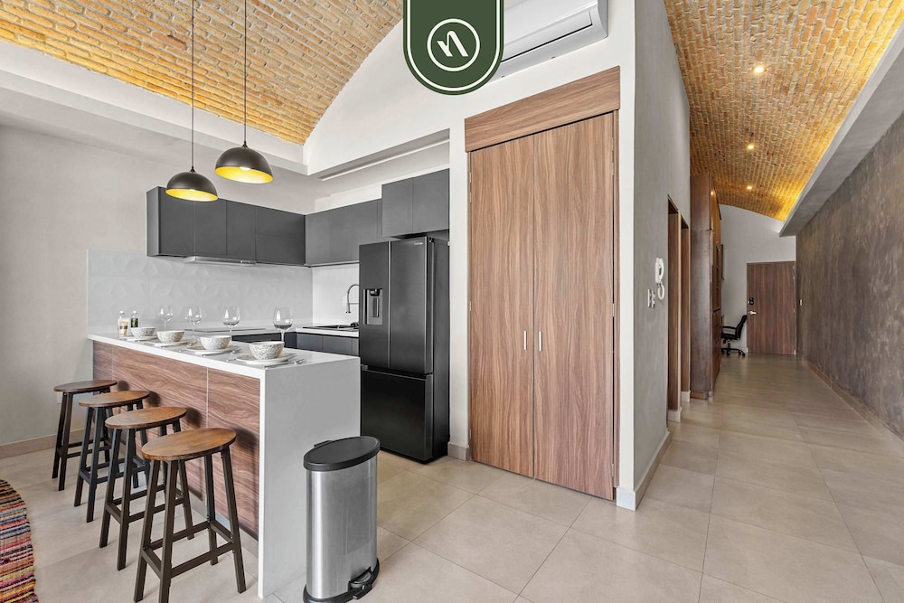 Restored Historic 2 BR Condo in Downtown - Pool