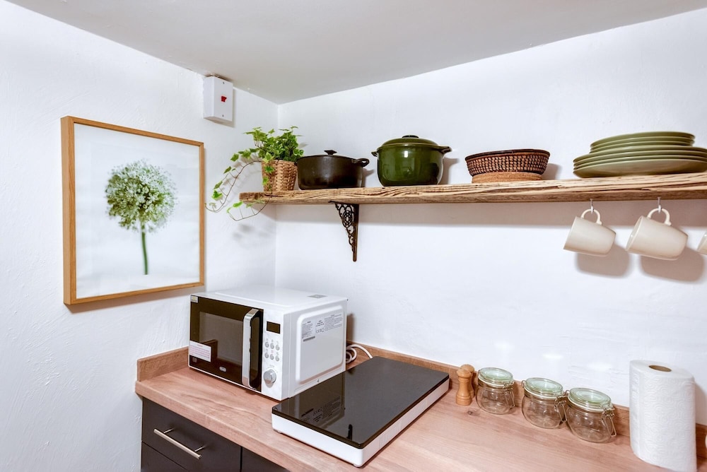 Oxford Vacations - The Summertown Studio 1 Bedroom Kitchenette - Property Image 2