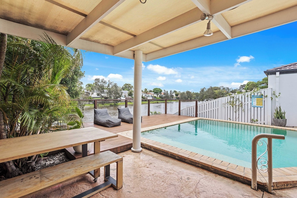 Waterfront Canal Escape in Burleigh