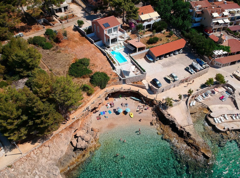 Sunlit Shores Beach Villa With Pool, Gym and Sauna