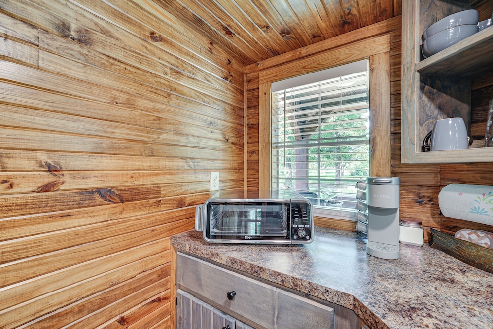Couples Cabin in Broken Bow ~ 5 Mi to Downtown!