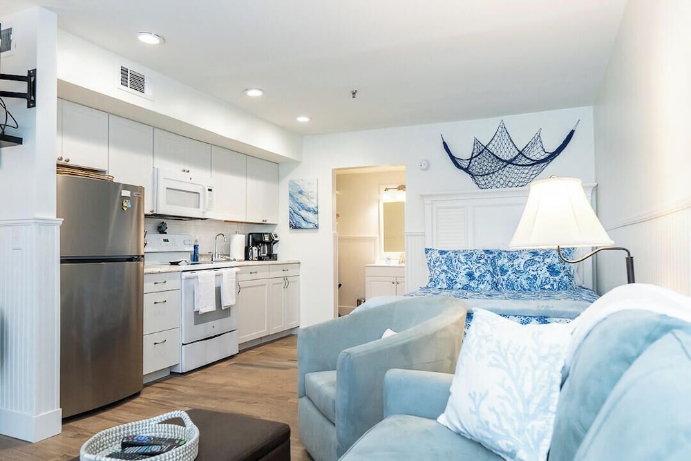 Newly Renovated Sunsuite! Centrally Located With Resort Access!