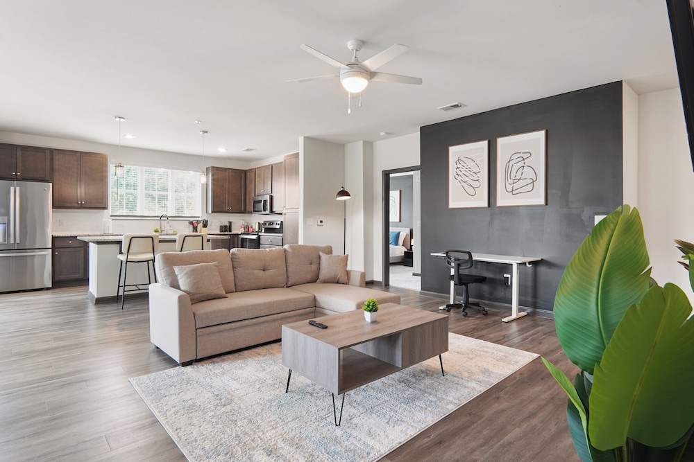 Luxe King 3BR Suite in North Raleigh