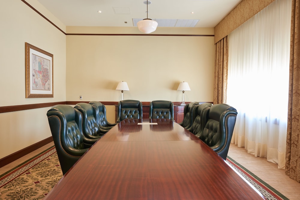 Big Spring Vacations - Hotel Settles - Property Image 8