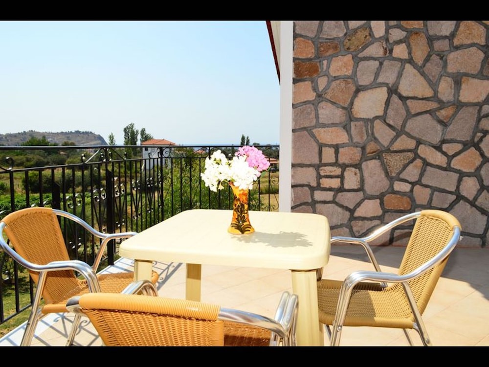A Spacious and Bright Studio With Balcony photo 4