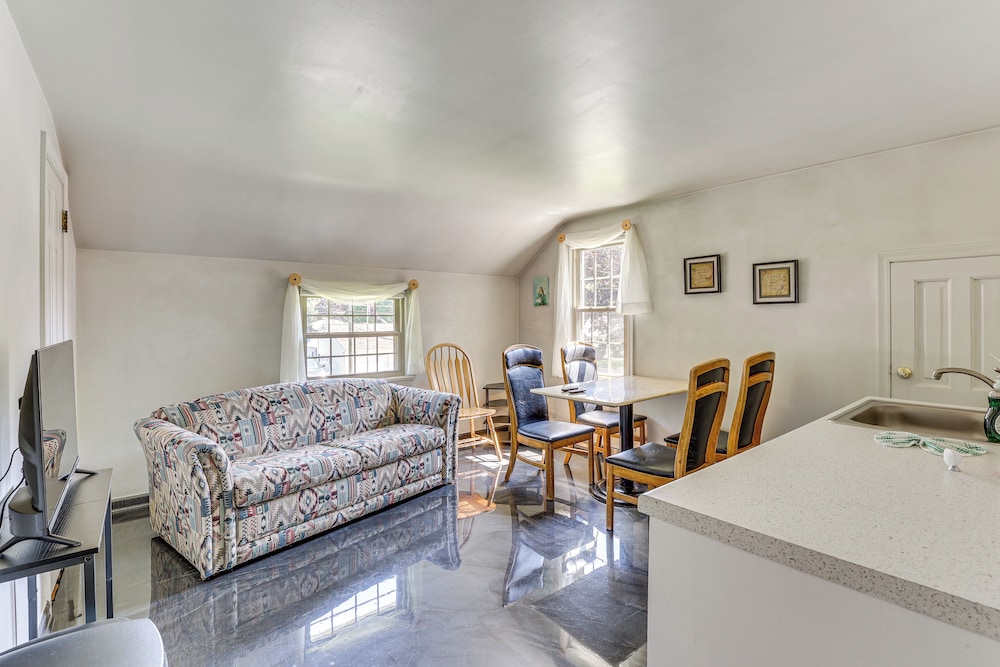 1 Mi to Dtwn Salem: Apt w/ Garage Access!