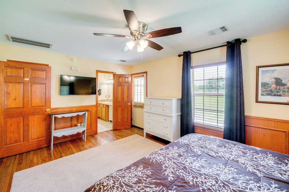 Sunrise Cove RC Llc: Lakefront Home w/ 2 Casitas!