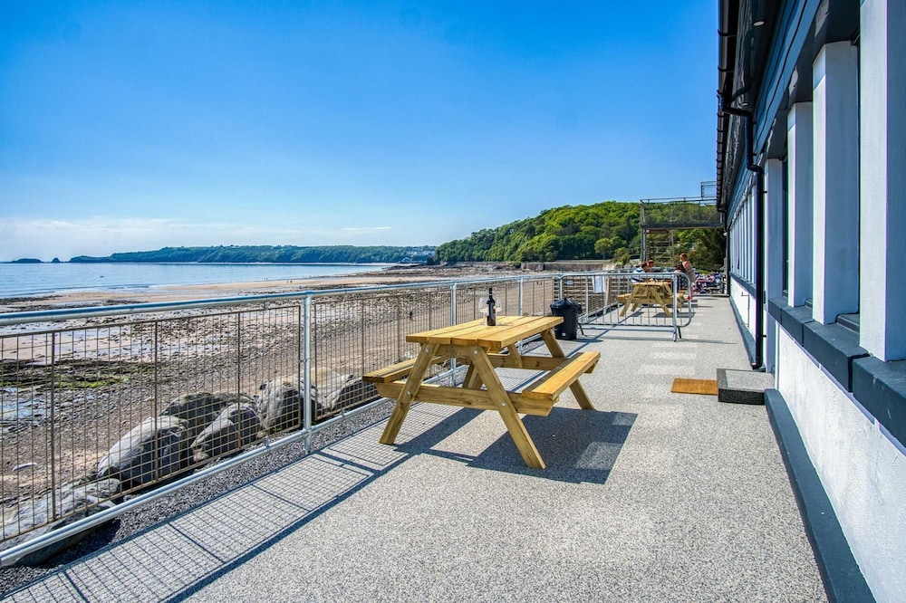 Waterfront 1 - 1 Bedroom Apartment - Wisemans Bridge