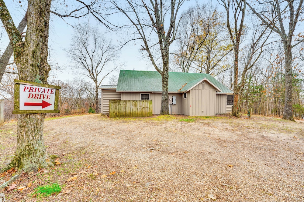 5 Mi to Beaver Lake: Family Cabin w/ Game Room