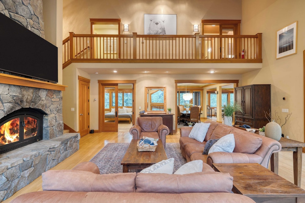 Cedars at Palisades by Avantstay Hot Tub, Resort Access, and Mountain Views