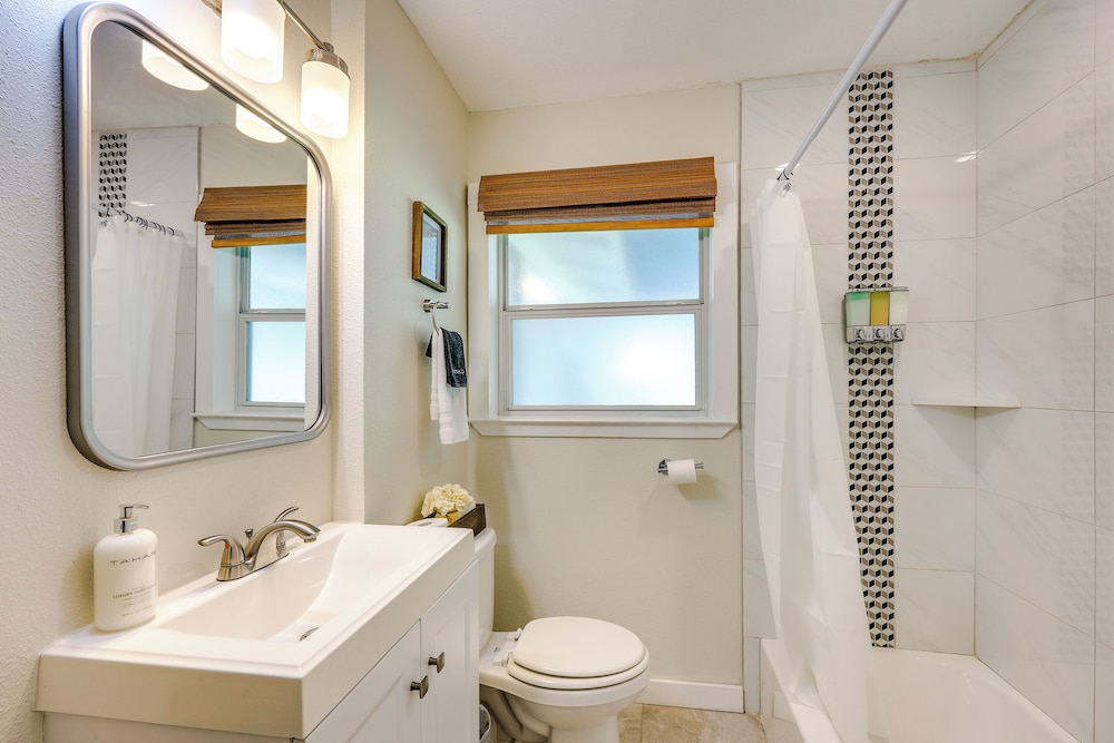 San Antonio Home, 2 Mi to Airport - Pets Welcome!