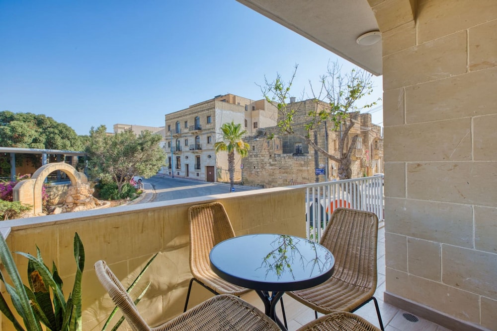 Qala Tranquil Escape - Stylish With Terrace AC