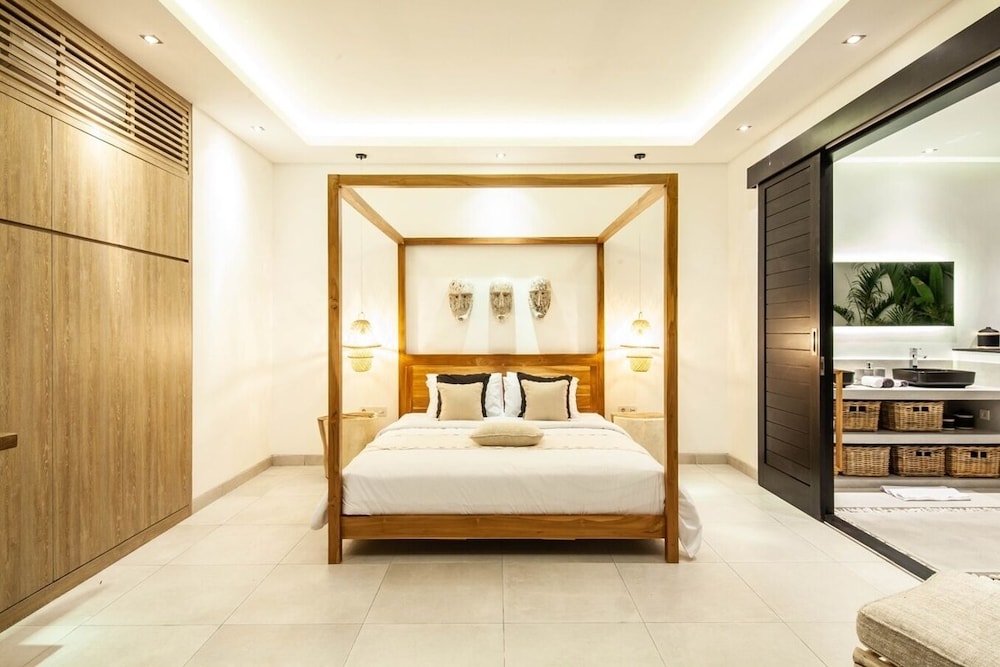 Contemporary 4BR Villa, 400m to Canggu Shore