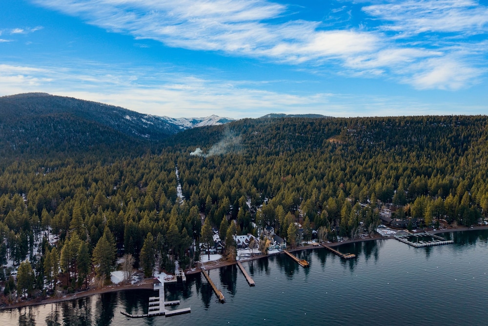 Westlake Cabin by Avantstay Hot Tub Near Skiing Walk to Restaurants Lake