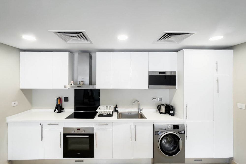 Xuru Stays I Exotic 1bdr w/ Outdoor Terrace Pool & Beach Access