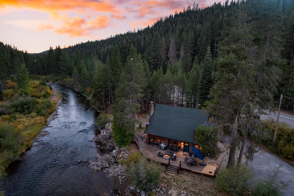Riversong Lodge by Avantstay Sauna Hot Tub On The Truckee River