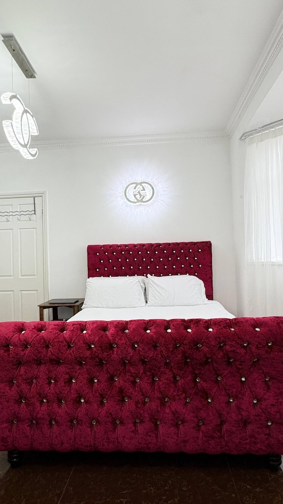 Luxurious West London Retreat With Hot Tubs & Easy Access to Central London