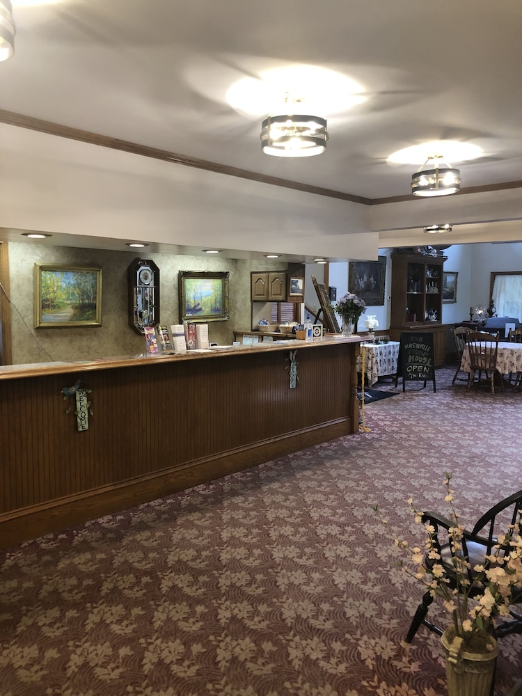 Bloomington Vacations - Hotel Nashville - Property Image 3