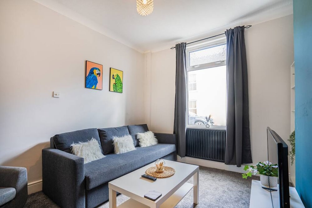 Central 2 Bedroom House-parking