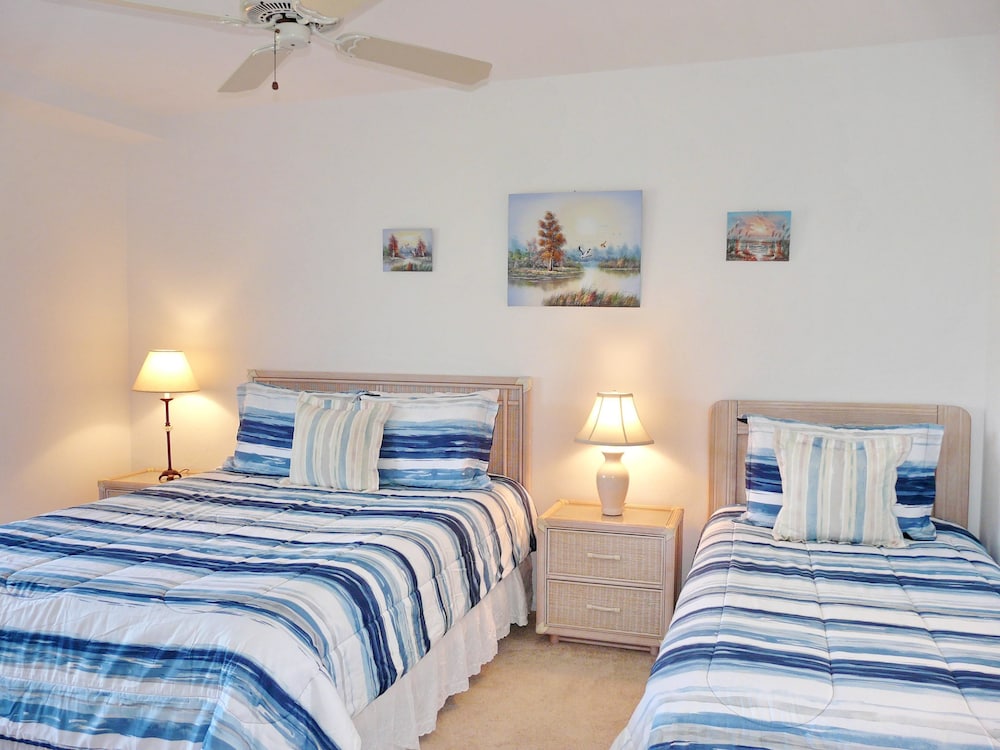 Coastal Style Condo With Pool, spa and Steps to Beach