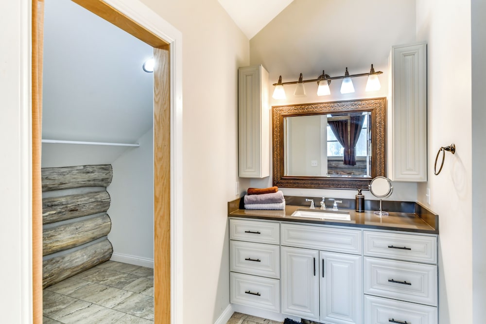 Perfect for Families: Custom-built Harrison Cabin!