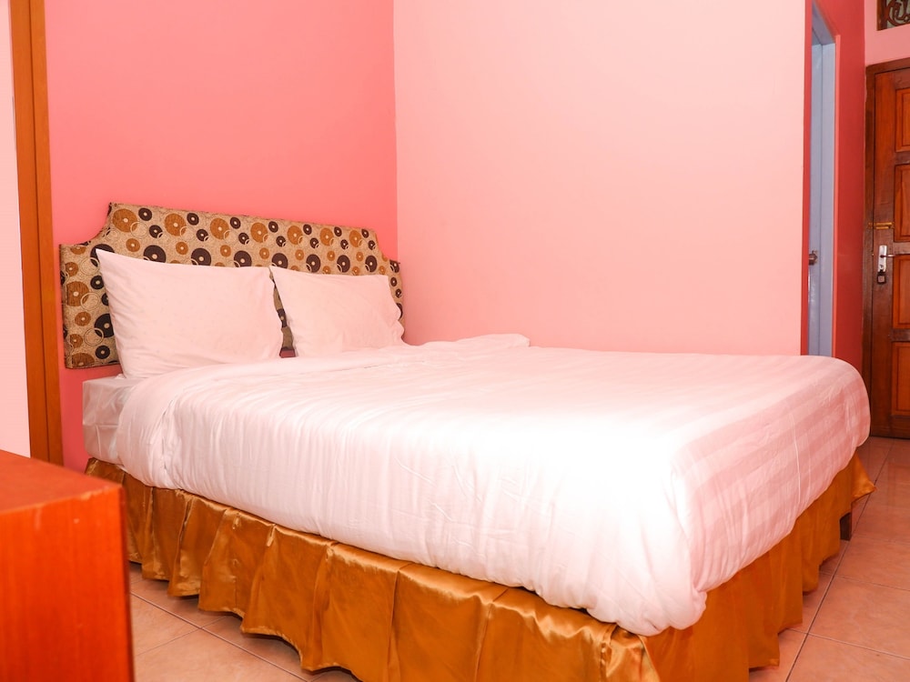 OYO 898 Joglo Family Hotel & Homestay view 3