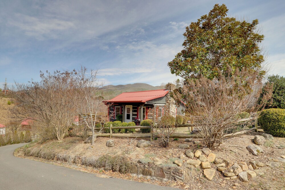Scenic Hot Springs Retreat Near Appalachian Trail!