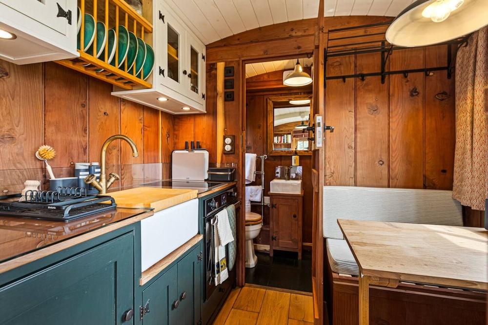 Drovers Hill at Stonor - Redwood - Shepherds hut