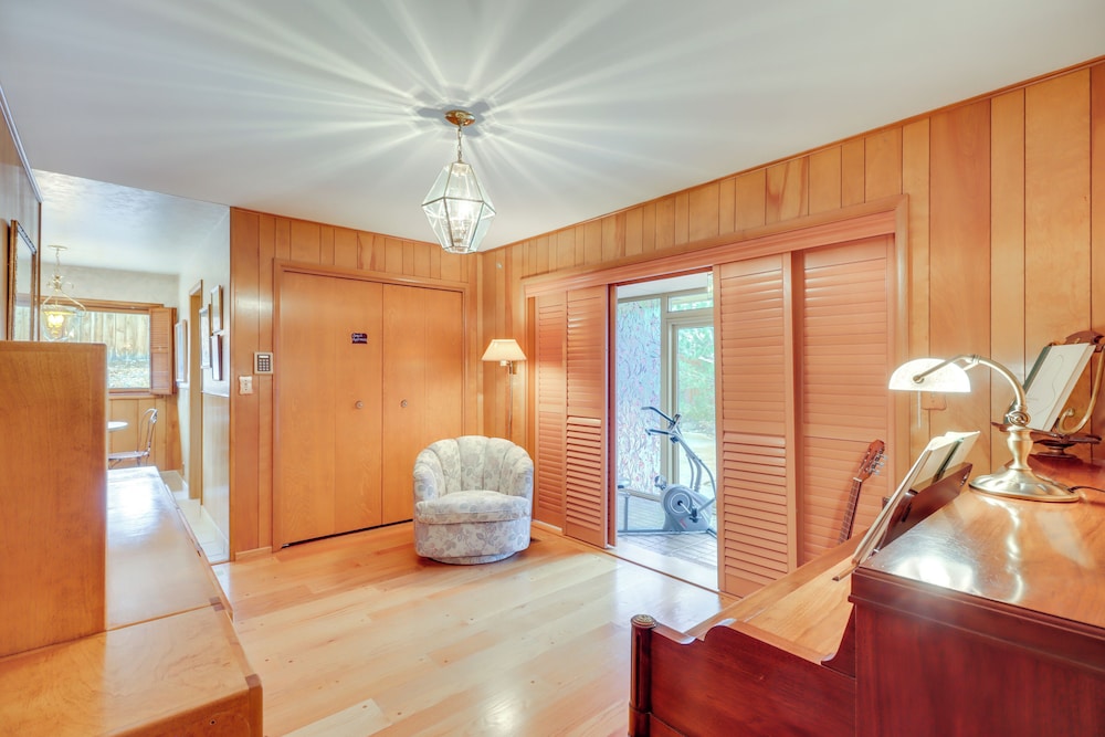 2 Living Areas + Library! Home 22 Mi to Mt Rose